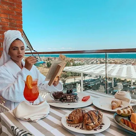 Hotel Fishta & 4*