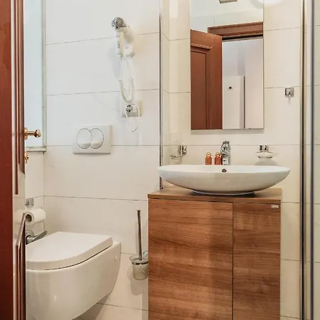 Hotel Fishta & 4*