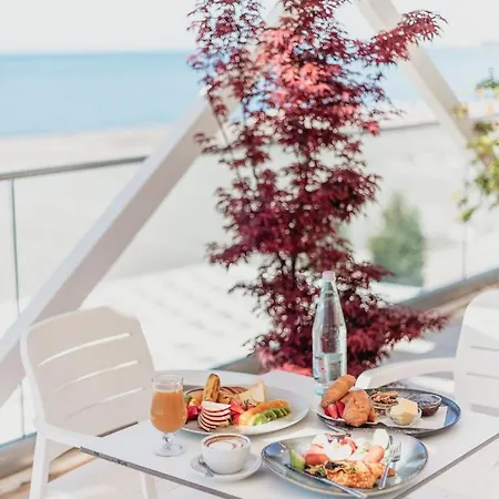 Hotel Fishta & 4*