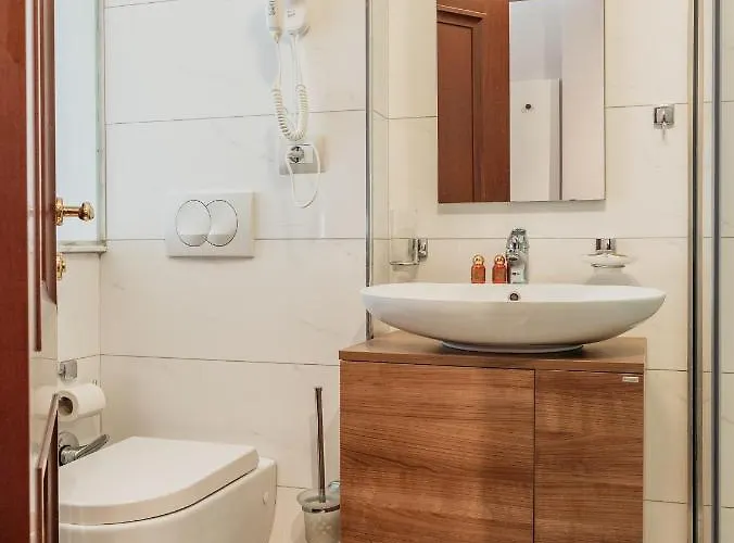 Hotel Fishta & 4*
